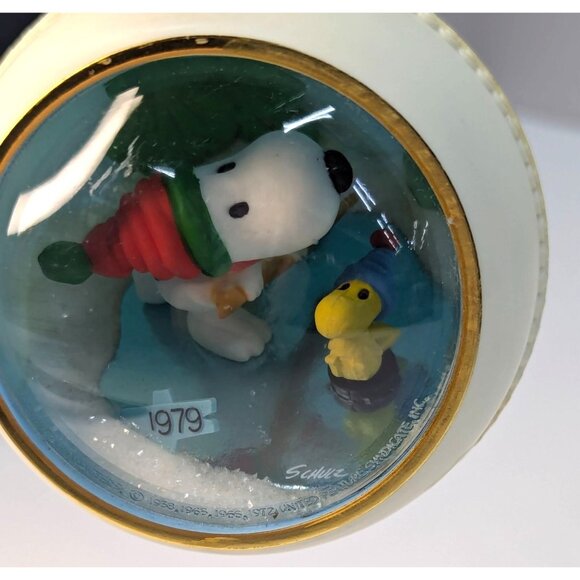 Vintage Hallmark 1979 Snoopy & Woodstock Ice Hockey Diorama Ornament - Picture 1 of 8